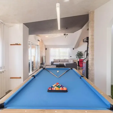 Fuer Grosse Ansprueche Mit Grossem Pool, Sauna, Whirlpool, Billard Ližnjan