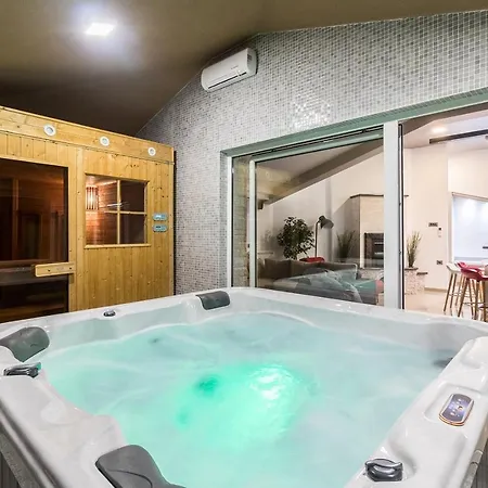 Fuer Grosse Ansprueche Mit Grossem Pool, Sauna, Whirlpool, Billard *